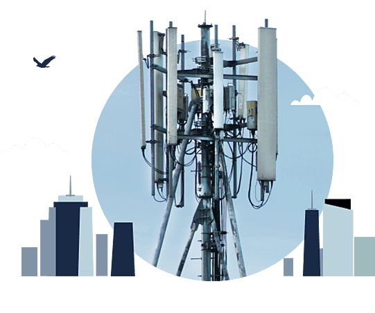 Funkmast auf Hochhaus vor Skyline – Symbol für Mobilfunkstandort und wirtschaftliche Nutzung durch professionelle Beratung.